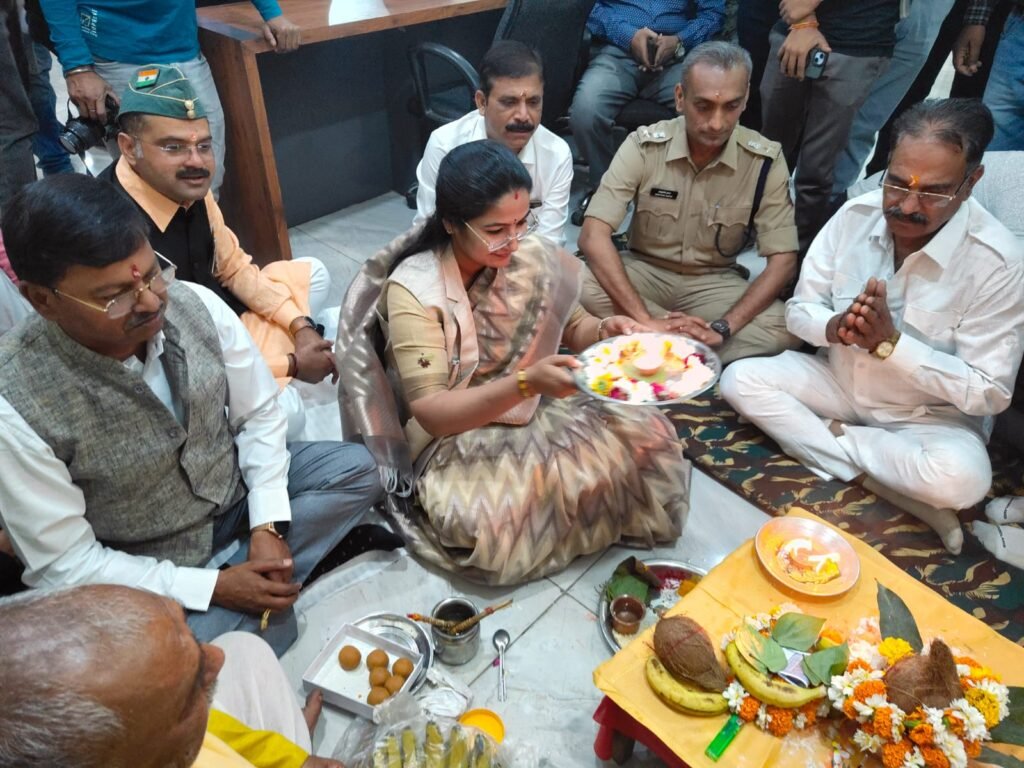 शहीद स्मृति पार्क भूमिपूजन कार्यक्रम का समय मधुमक्खियों की वजह से आगे बढ़ाना पड़ा