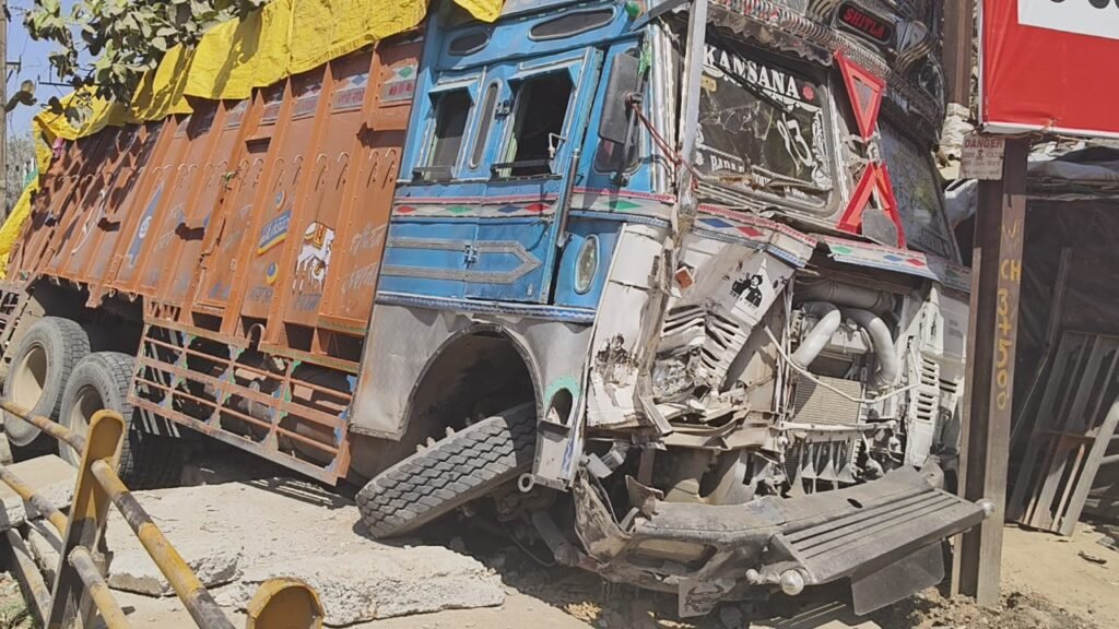 चंबल रेत से भरा ट्रक अनियंत्रित होकर नाले में फंसा, वन विभाग ने पकड़ा