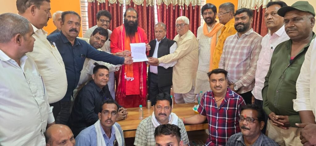 अखाड़ा परिषद के अध्यक्ष ने किसानों को दिया संबल