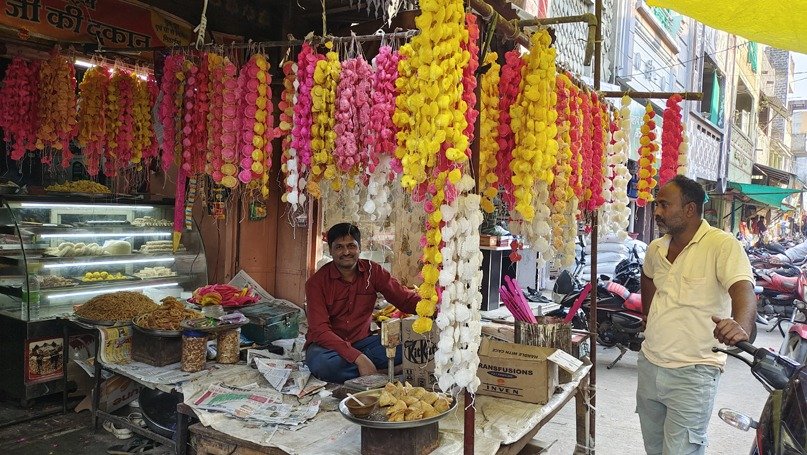 मालवा में शक्कर के मीठे आभूषण पहनकर मनाई जाती है होली, ताकि पूरे साल रिश्तों में बनी रहे मिठास