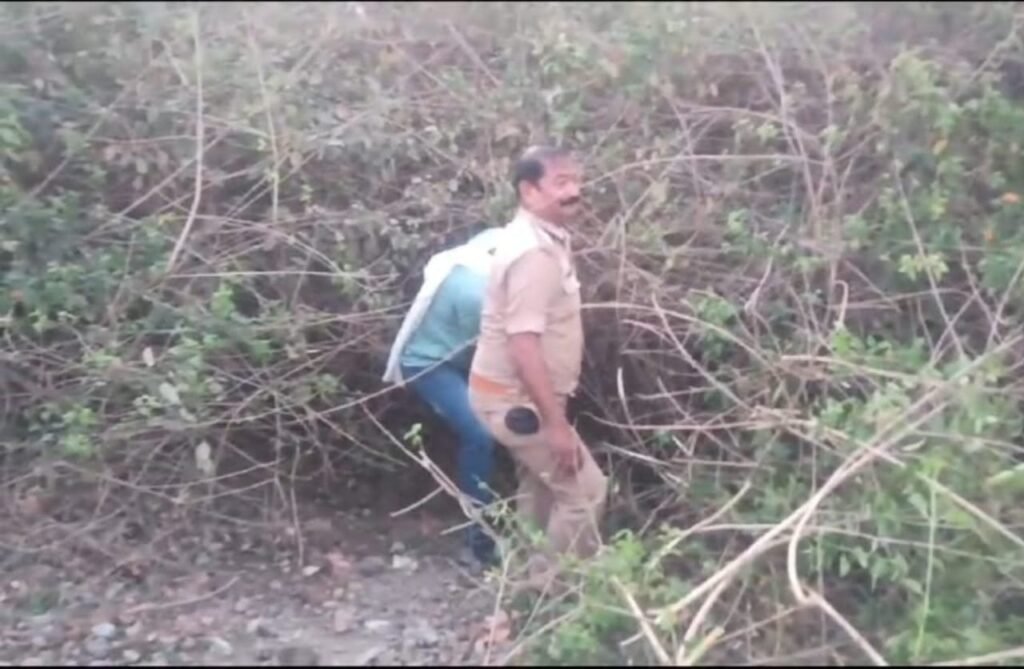 पिता हत्या कर शव झाड़ियों में फेंका