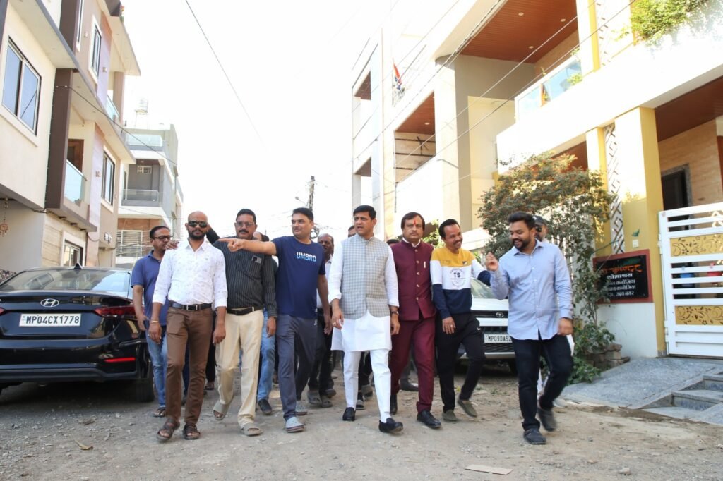 लंबित विकास कार्यों को शीघ्र पूरा करें