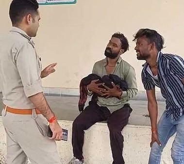 सड़क हादसे में पिता और मासूम बेटे की मौत