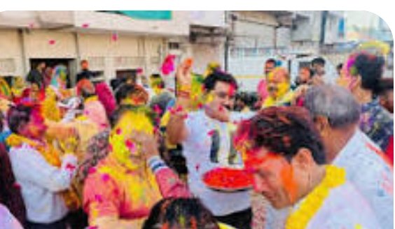 चंदन-गुलाल से होली खेल कर रासायनिक रंगों से बचने का संदेश दिया