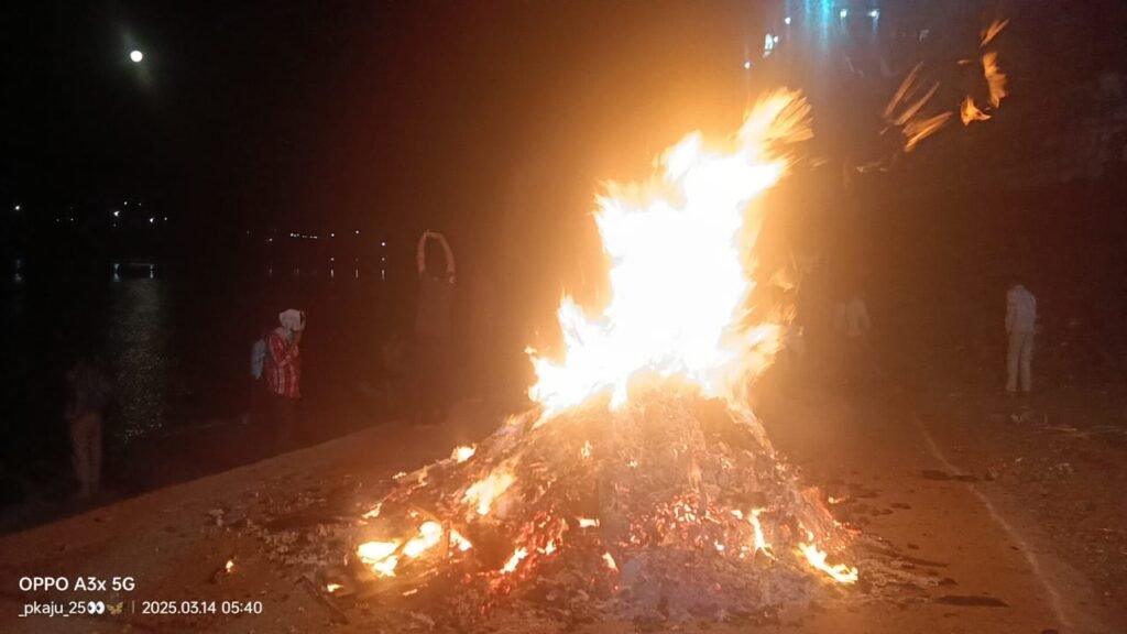ज्योतिर्लिंग तीर्थ नगरी ओंकारेश्वर  पवित्र नर्मदाजी के तट होलिका दहन हुआ