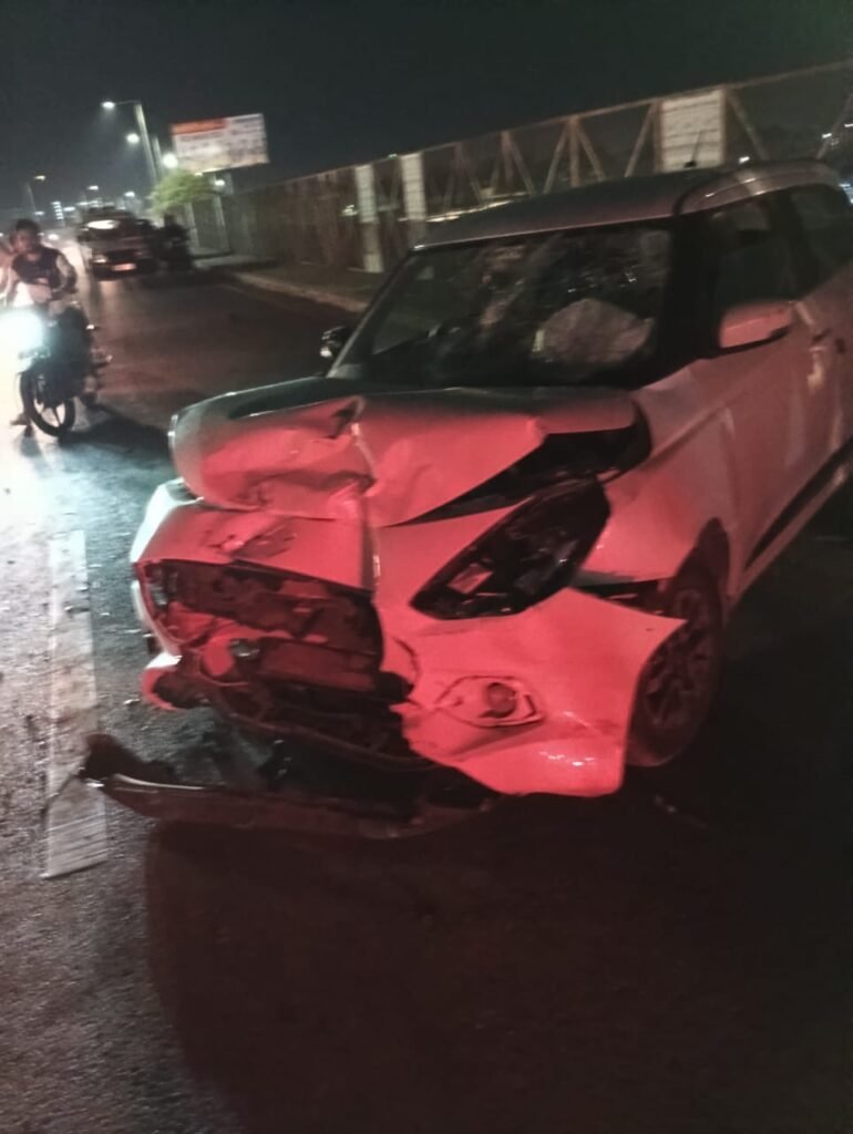 फोरव्हीलर ने कुचला, बाइक सवार गंभीर