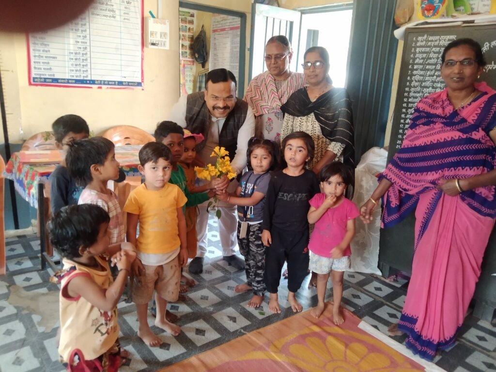 आयोग सदस्य ने किया आंगनवाड़ी केन्द्रो का निरीक्षण