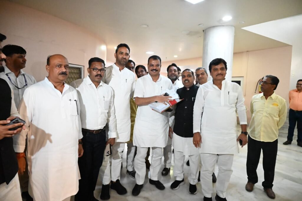 परिवहन मामले की जांच करो, कांग्रेसियों का लोकायुक्त कार्यालय की ओर कूच