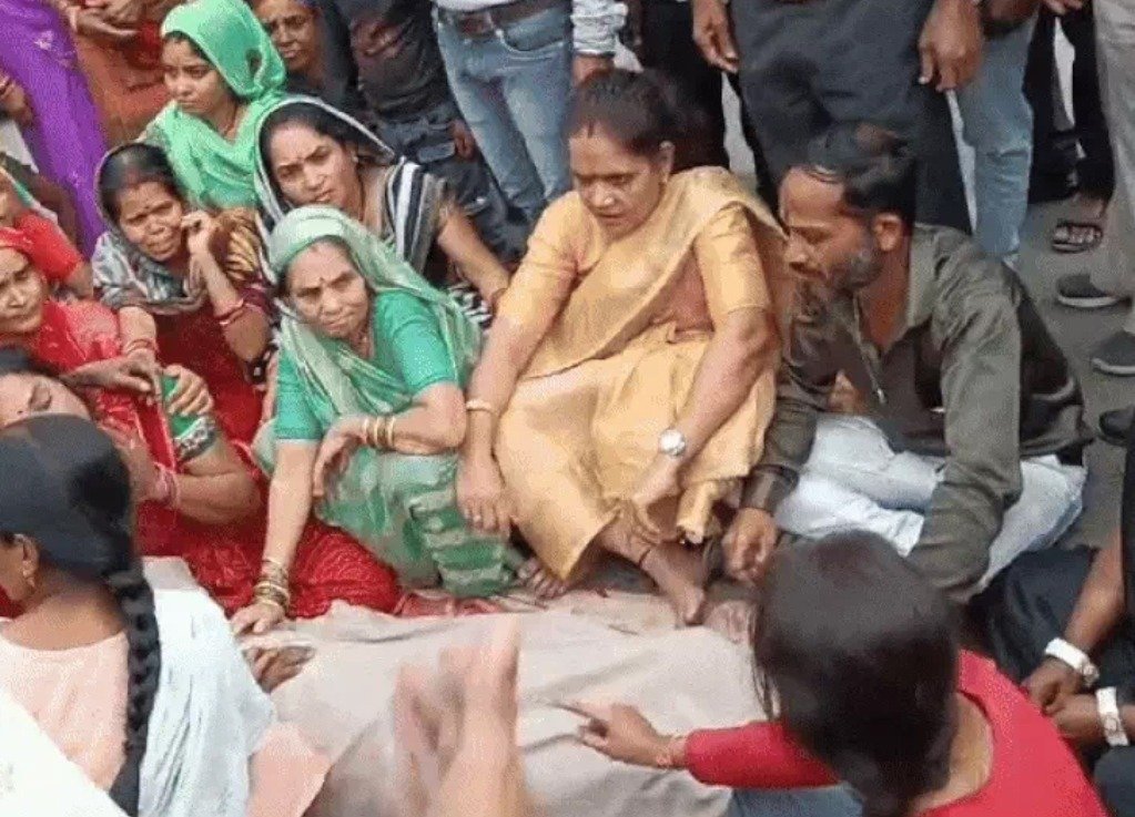 थाने के बाहर सीने में दर्द, युवक की मौत पर शव रखकर प्रदर्शन