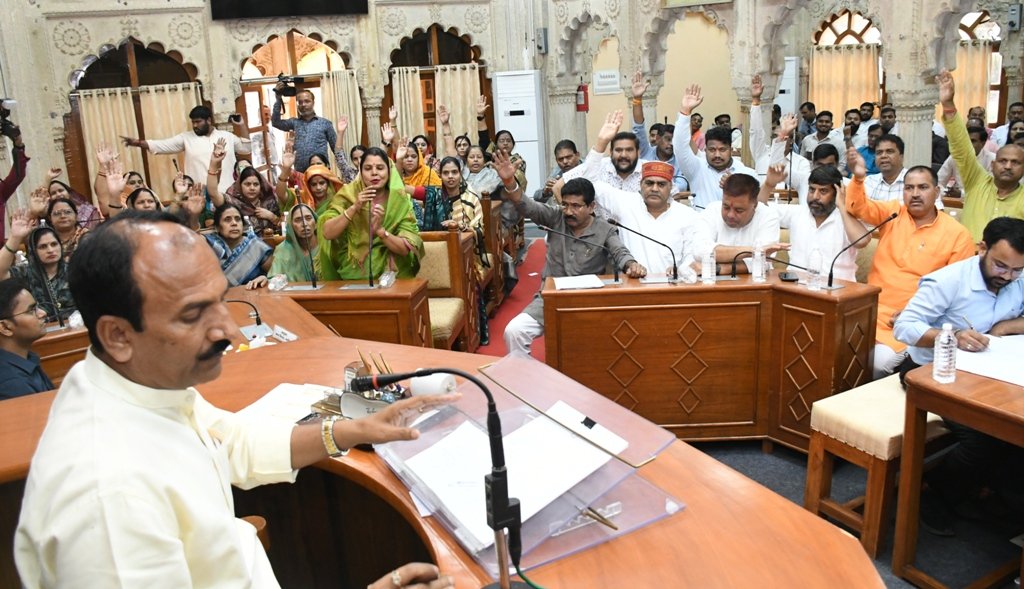 परिषद में हंगामा : पार्षदों की मौलिक निधि बढ़ी