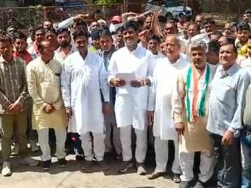 दतिया में पुलिस ने जबरन घर में घुसकर तोड़फोड़ और दुर्व्यवहार किया