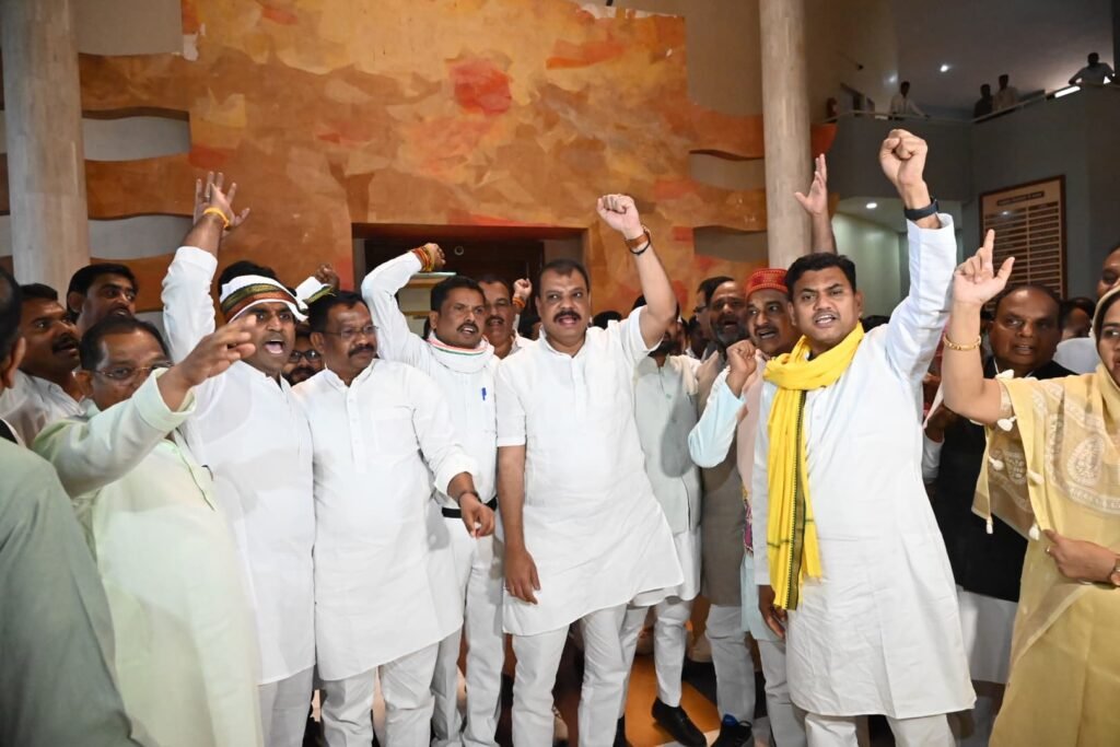 मंडला जिले में आदिवासी की हत्या पर कांग्रेस का सदन से बहिर्गमन
