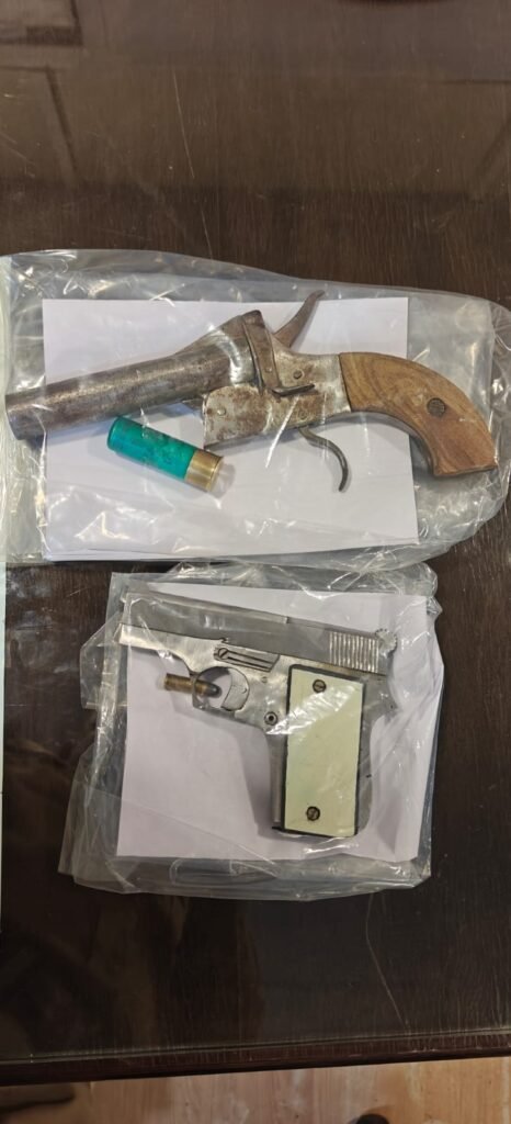 अवैध हथियारों के साथ दो आरोपी और एक नाबालिग गिरफ्तार