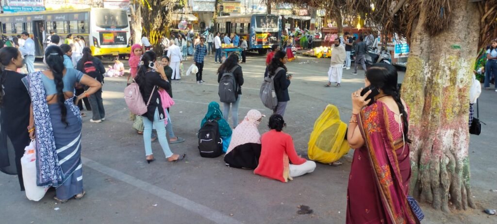 यात्रियों के लिए बैठने की नहीं है व्यवस्था, होते हैं परेशान