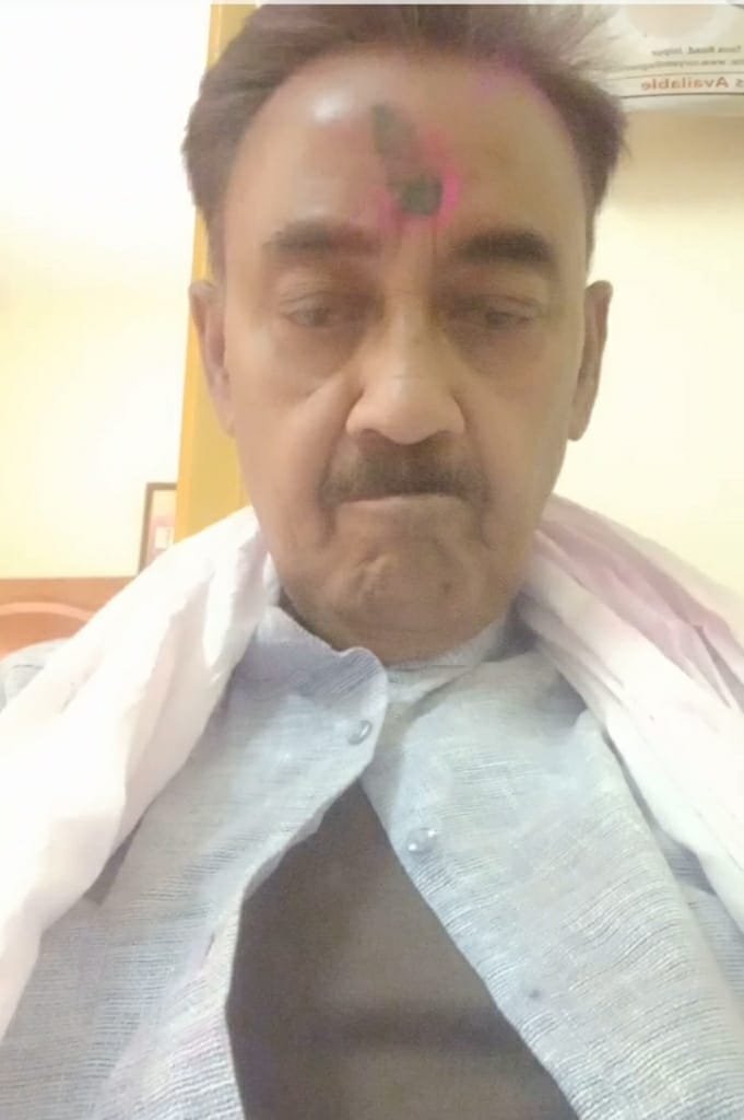 सड़क पर फैली बजरी से निगम के पूर्व सभापति लालजी घायल