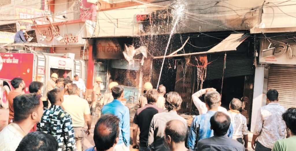 सेठ ने नौकरी से निकाला इससे नाराज नौकर ने लगाई थी कपड़ा दुकान में आग