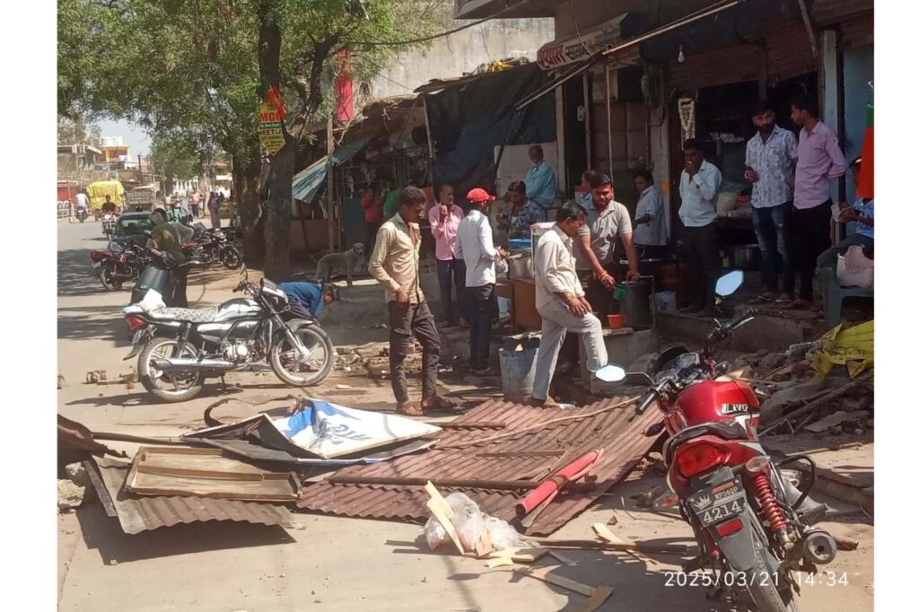 नगर परिषद की कार्रवाई, विरोध दरकिनार,हटाया अतिक्रमण