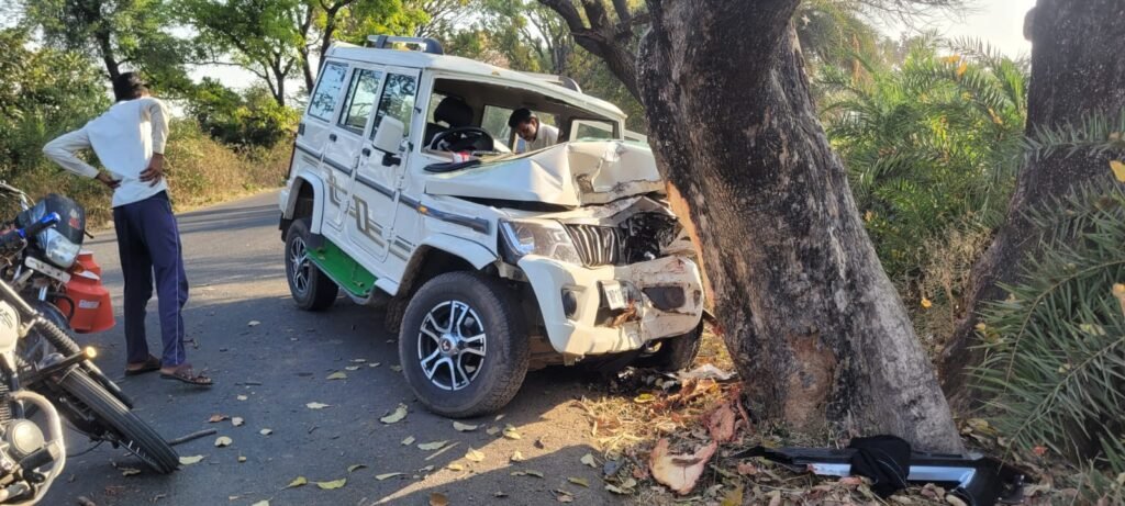 करीला जा रही कार पेड़ से टकराई, आठ घायल, तीन भोपाल रेफर