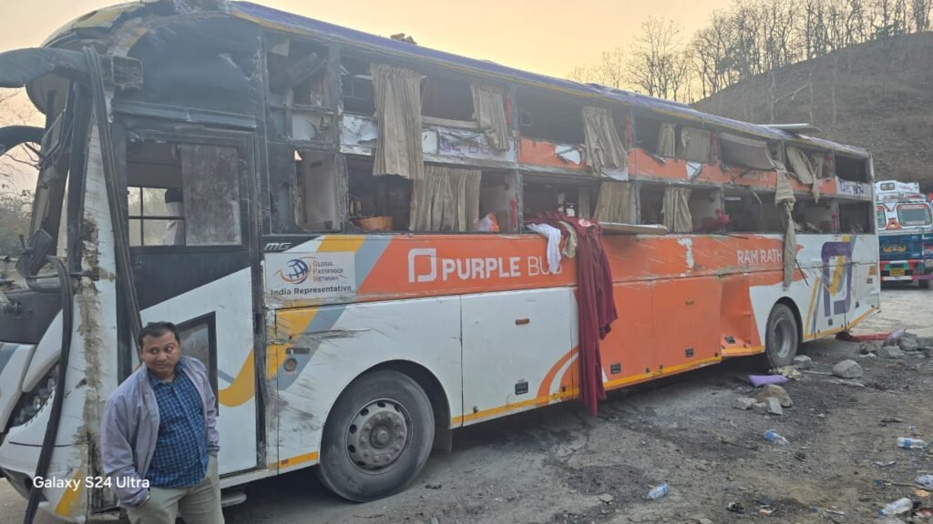 अयोध्या से नागपुर जा रही बस पलटी, तीन की मौत, 14 घायल