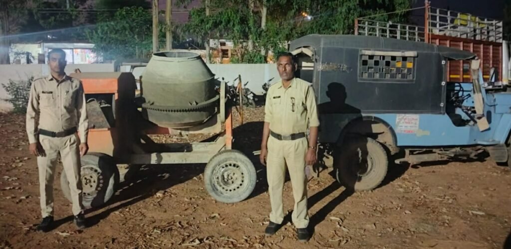 जीप लेकर पहुंचे थे मिक्सर मशीन चुराने, दो पकड़ाए