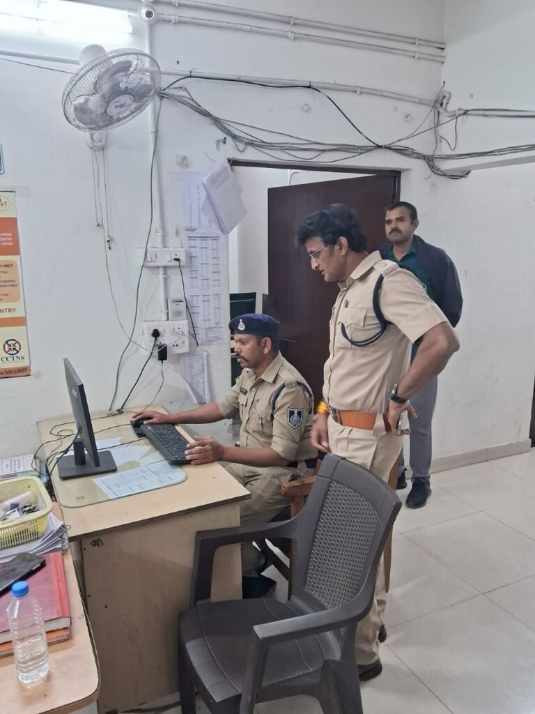 आधी रात को थानों में पहुंचे अधिकारी, किया औचक निरीक्षण