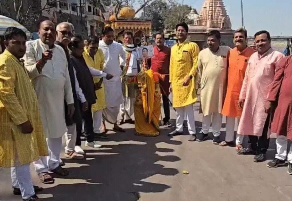 भगवान परशुराम की औरंगजेब से तुलना पर भड़के लोग