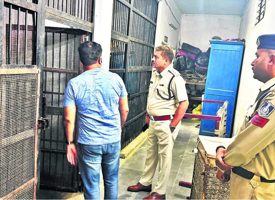 डीएसपी ने थाने का किया औचक निरीक्षण