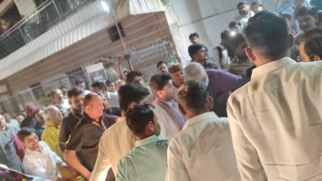 सिंधिया आए, भोंसले के निवास पर पहुंचे