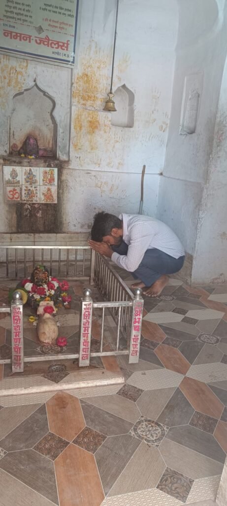 दतिया में अफसर की निकली हेकड़ी, मंदिर में घुटनों के बल बैठ देवी मां के जोड़े हाथ