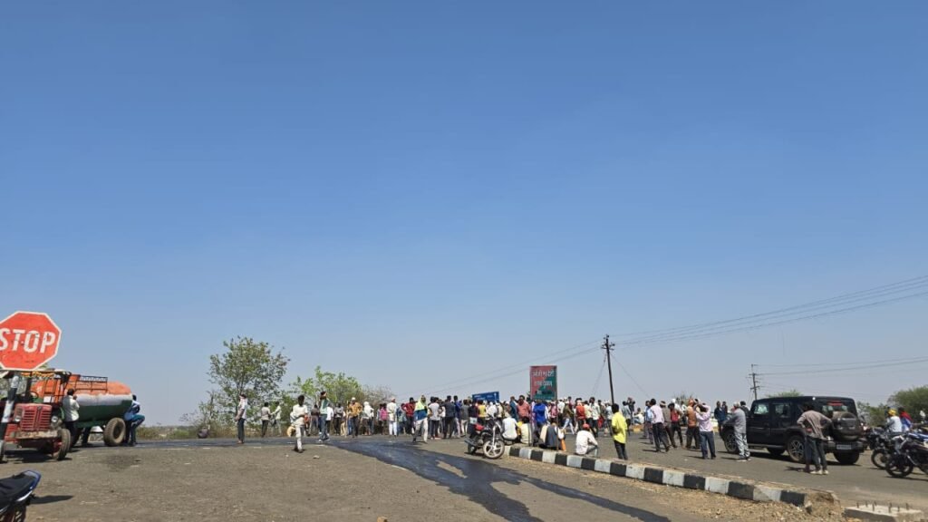 झांसी फोरलेन पर युवक की हत्या की आशंका में चक्काजाम, लगी लंबी कतार