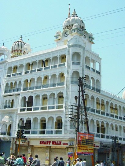 गुरुद्वारे और मस्जिद की दुकानें सील