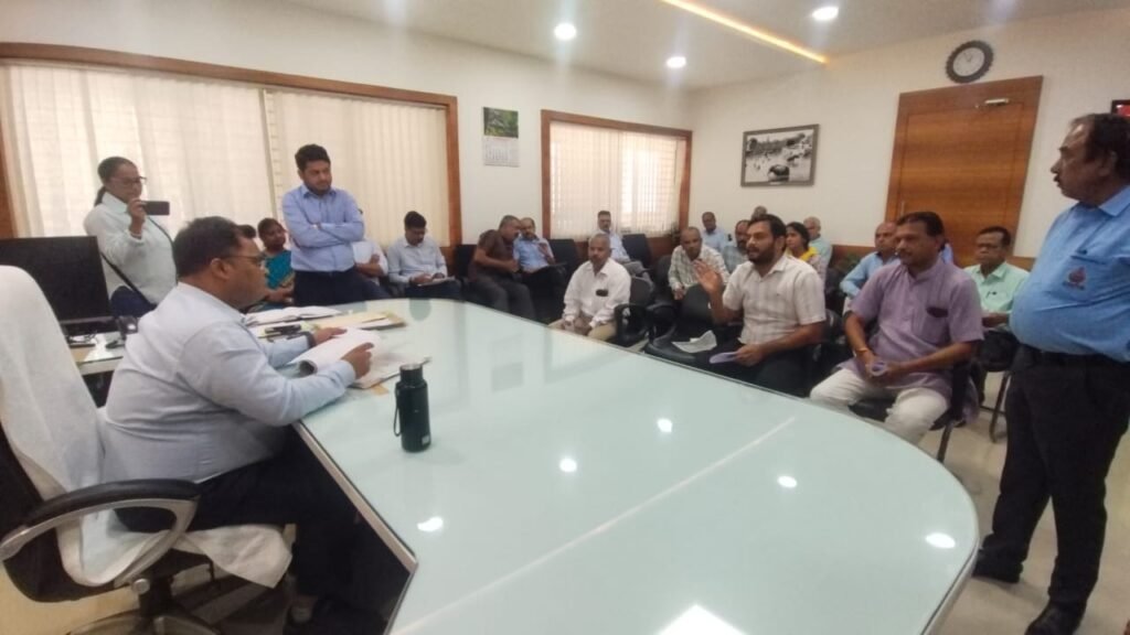 करदाताओं से ले रहा था अधिक राशि, बिल कलेक्टर की सेवा समाप्त