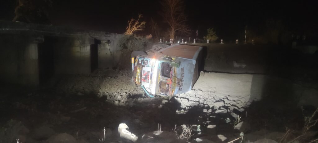 खाली शराब की बोतलों से भरा कंटेनर पलटने से चालक और सहयोगी बुरी तरह घायल, मौके पर पहुंची पुलिस