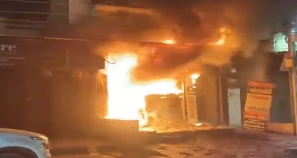 रणजीत हनुमान मंदिर के पास दुकान में आग, लाखों का सामान खाक