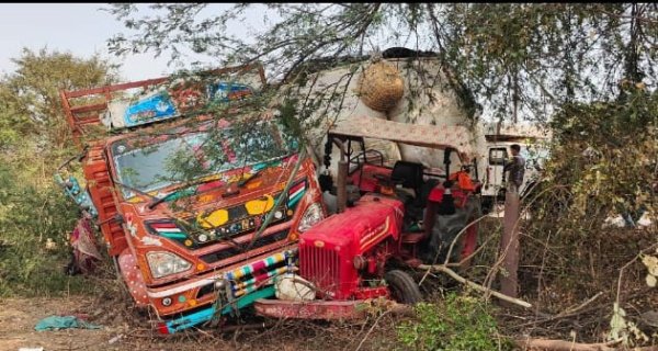 परसोरिया के पास ट्रक – ट्रैक्टर के बीच आई बाइक, दो की मौत
