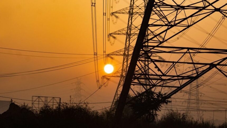 बिजली के पोल पर आई रिटर्न सप्लाई, जमीन पर गिरा राकेश, गंभीर   