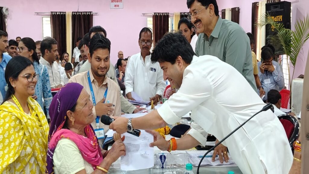 कलेक्टर से बोले सिंधिया, एक-एक आवेदन धर्मग्रंथ की तरह पूजो