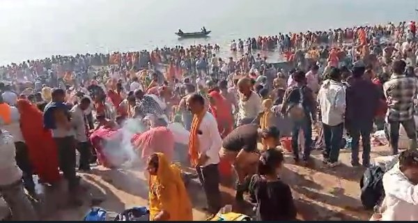 धारा जी में स्नान कर कमा रहे पुण्य लाभ