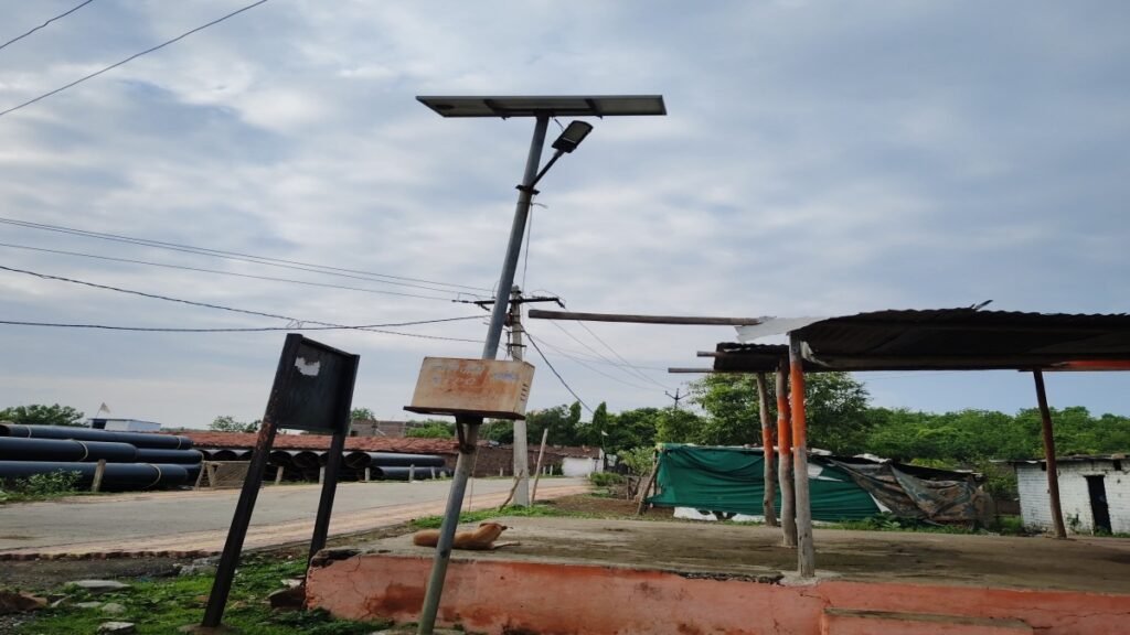 चार साल से बंद पड़ी गुंजारी की सोलर स्ट्रीट लाइट सीएम हेल्पलाइन पर की गई शिकायत