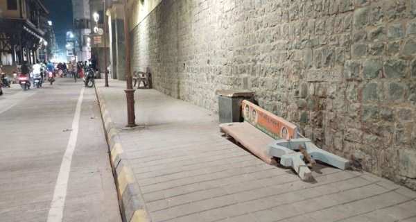 अनदेखी के चलते टूट रही बेंच, नहीं दे रहे ध्यान