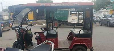 यात्रियों को लेने गया चालक, ई रिक्शा हुआ चोरी