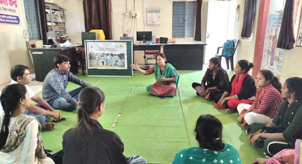सीटी बजाकर पालकों से बच्चों को स्कूल भेजने का आग्रह किया