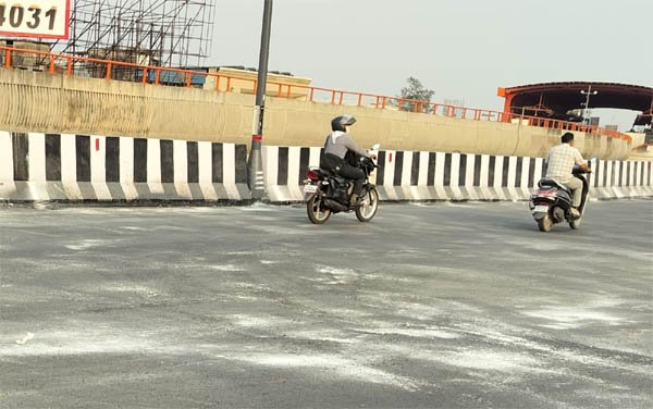 अंबेडकर फ्लाईओवर पर डामर की परत फिर से उखडऩे लगी