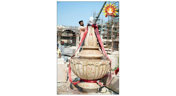 राम मंदिर के मुख्य शिखर पर कलश स्थापित