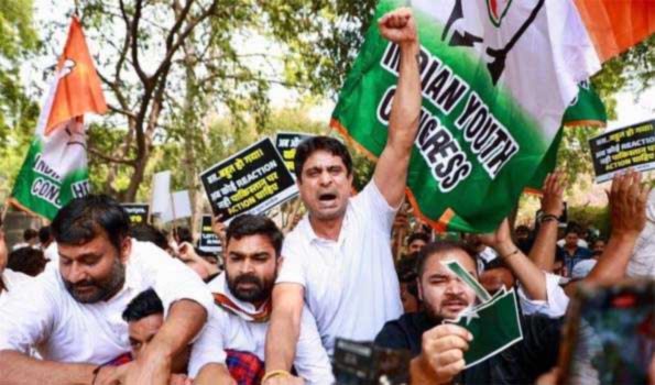 युवा कांग्रेस का पाकिस्तान उच्चायोग के बाहर प्रदर्शन