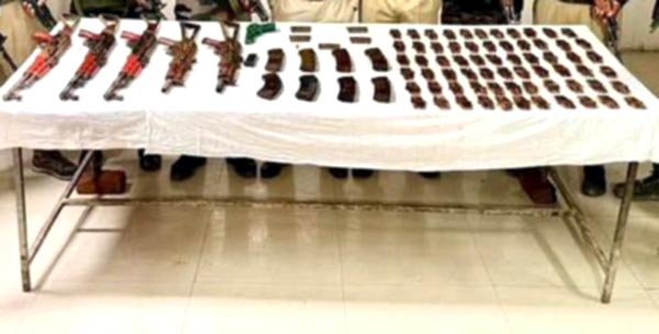 कुपवाड़ा में सुरक्षा बलों ने बड़ी संख्या में हथियार, गोला-बारूद किया बरामद