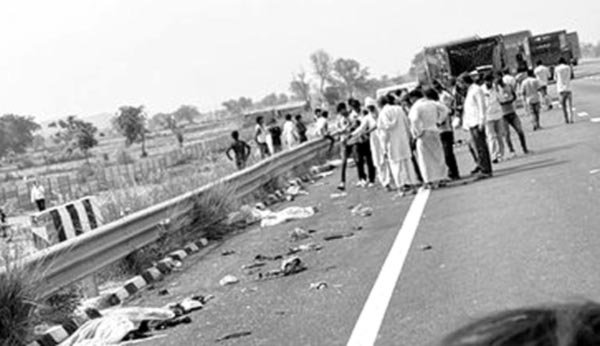 पिकअप वाहन की चपेट में आने से छह सफाईकर्मियों की मौत, पाँच घायल