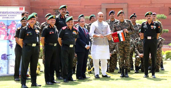 राजनाथ ने सेना के पर्वतारोही अभियान दल को हरी झंडी दिखायी