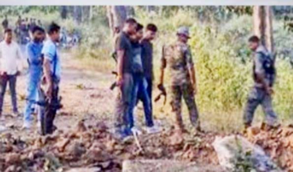 जंगल व पहाड़ियों से नक्सलियों के 12 डम्प बरामद,नष्ट