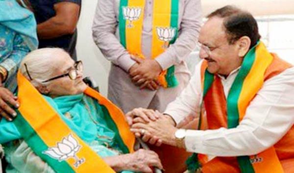 अट्ठानवें वर्षीय पार्टी कार्यकर्ता से मिले नड्डा, पैर छूकर लिया आशीर्वाद